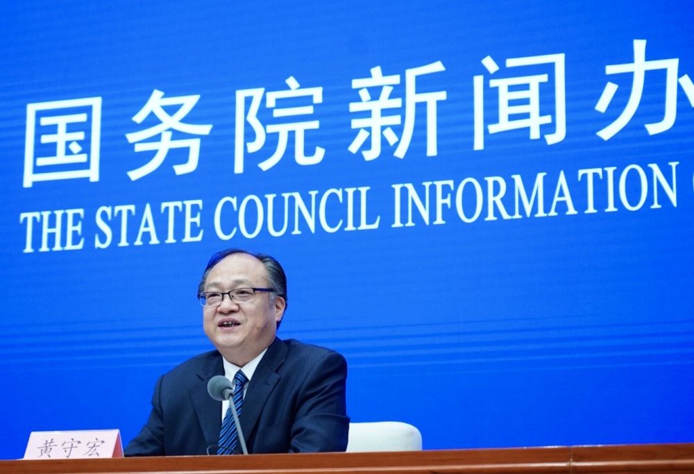 5月22日，國務(wù)院新聞辦邀請(qǐng)政府工作報(bào)告起草組負(fù)責(zé)人、國務(wù)院研究室主任黃守宏解讀政府工作報(bào)告有關(guān)情況。新華社記者　陳建力　攝